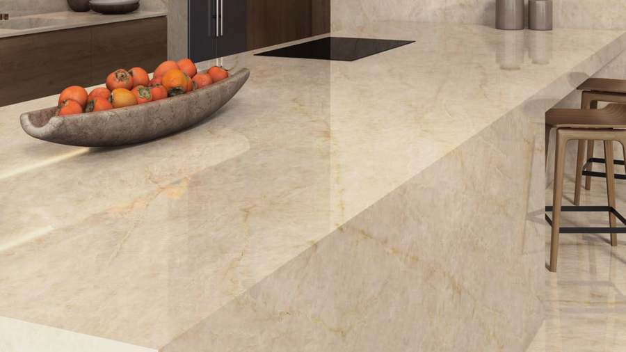 Isla de cocina de porcelánico Taj Mahal, de tono crema con vetas doradas