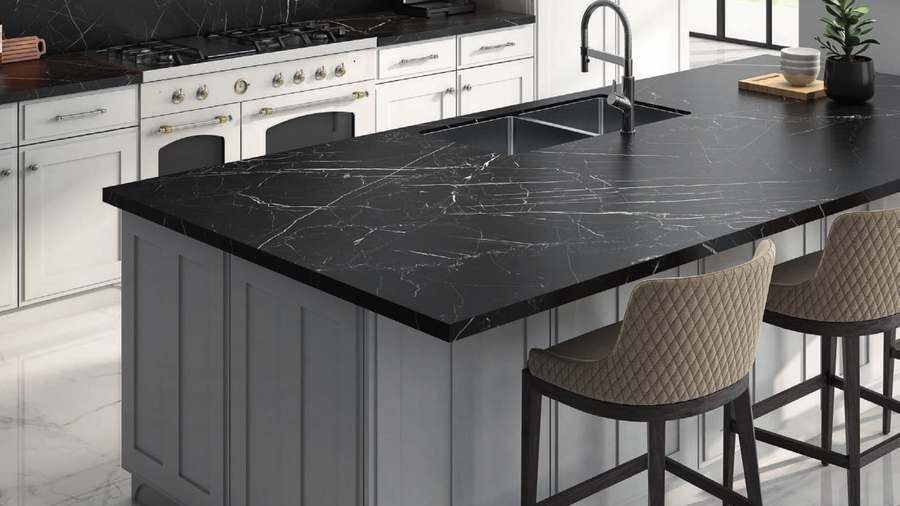 Cocina con encimera y frente de porcelánico negro con vetas blancas, del mismo modelo