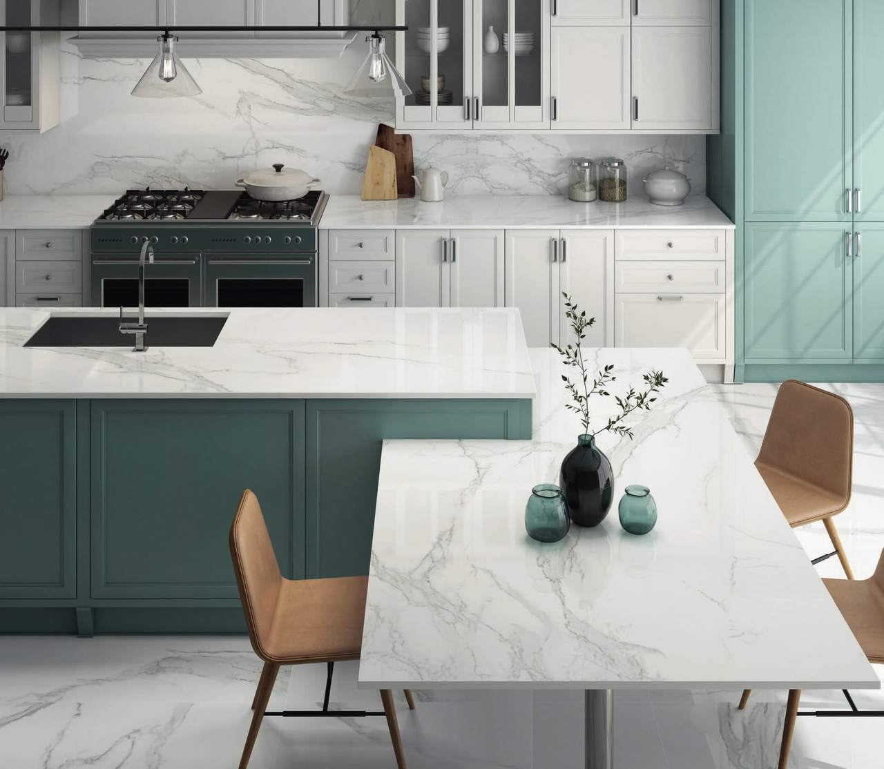 Cocina con muebles verdes, isla y mesa de porcelánico blanco con vetas grises