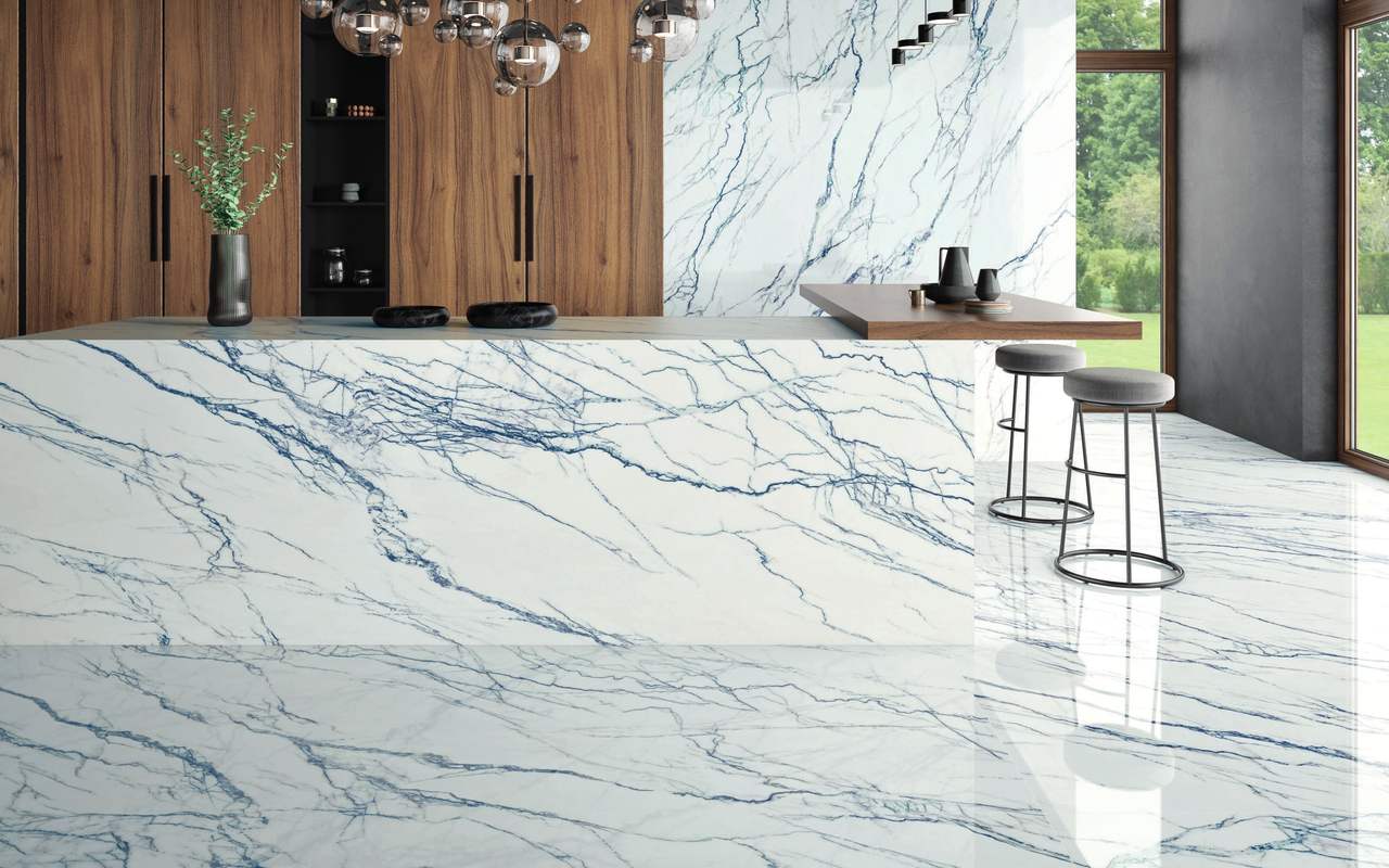 Ambiente con plancha de porcelánico Arklam, foto del catálogo de Arklam