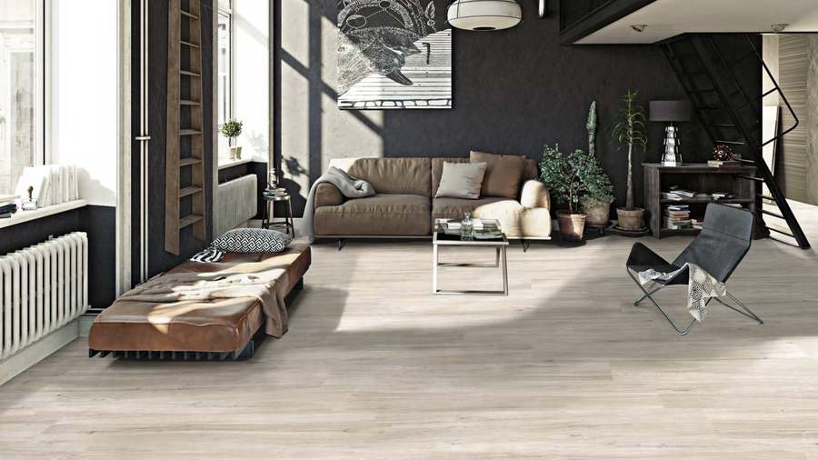 Salón de doble altura con suelo de porcelánico imitación madera claro en lamas