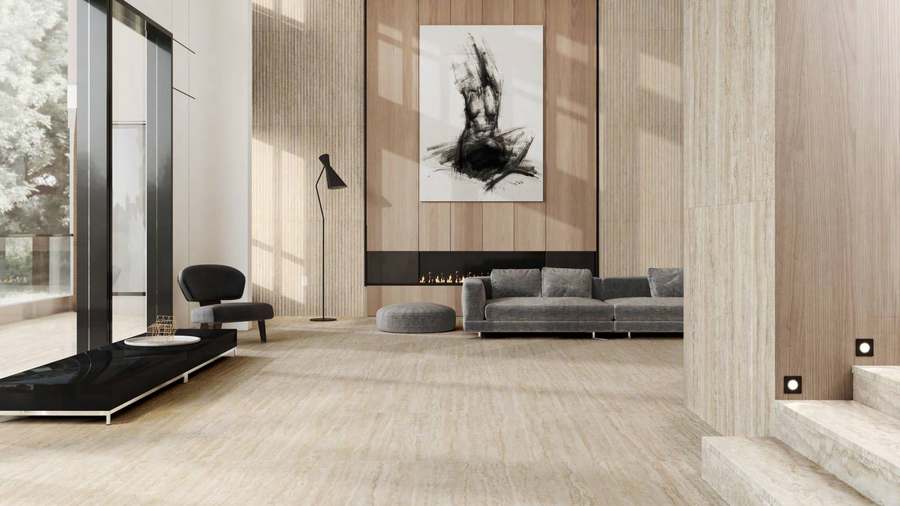 Salón de doble altura con suelo y pared de porcelánico claro con veta suave