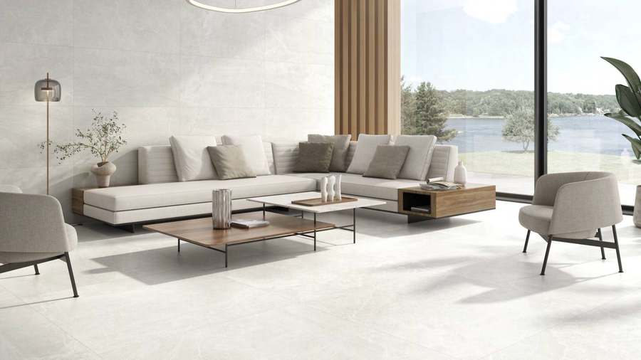 Salón luminoso con suelo de porcelánico gris claro en piezas grandes