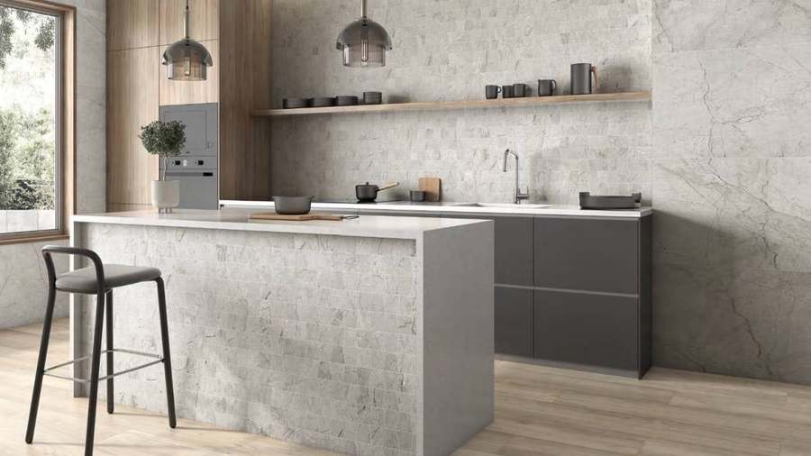 Cocina con mosaico de aspecto mármol gris en la pared de la encimera y en el frente de la isla