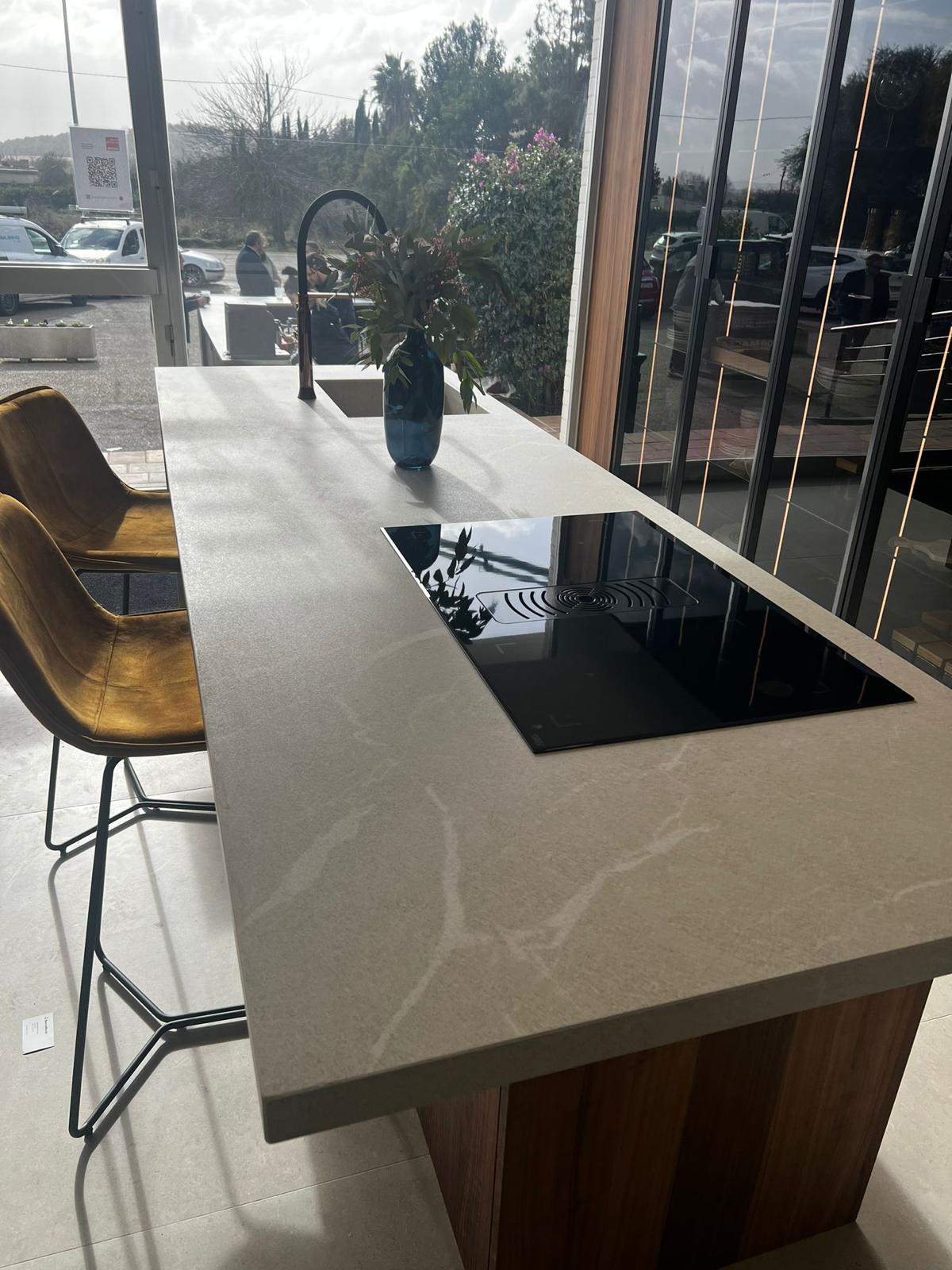Isla con placa integrada en gres porcelánico Gris Levante
