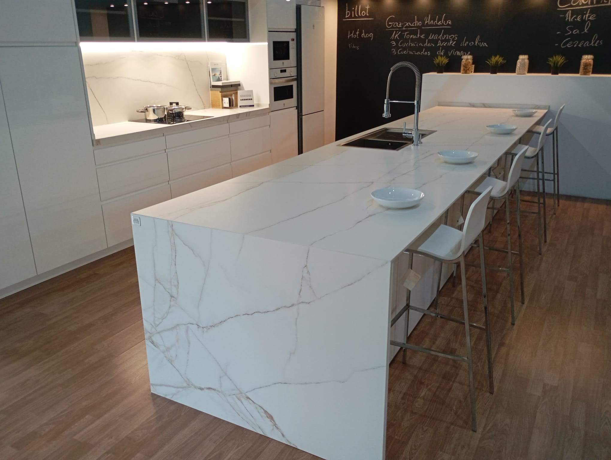 Isla en gres porcelánico Melbourne con costado hasta el suelo