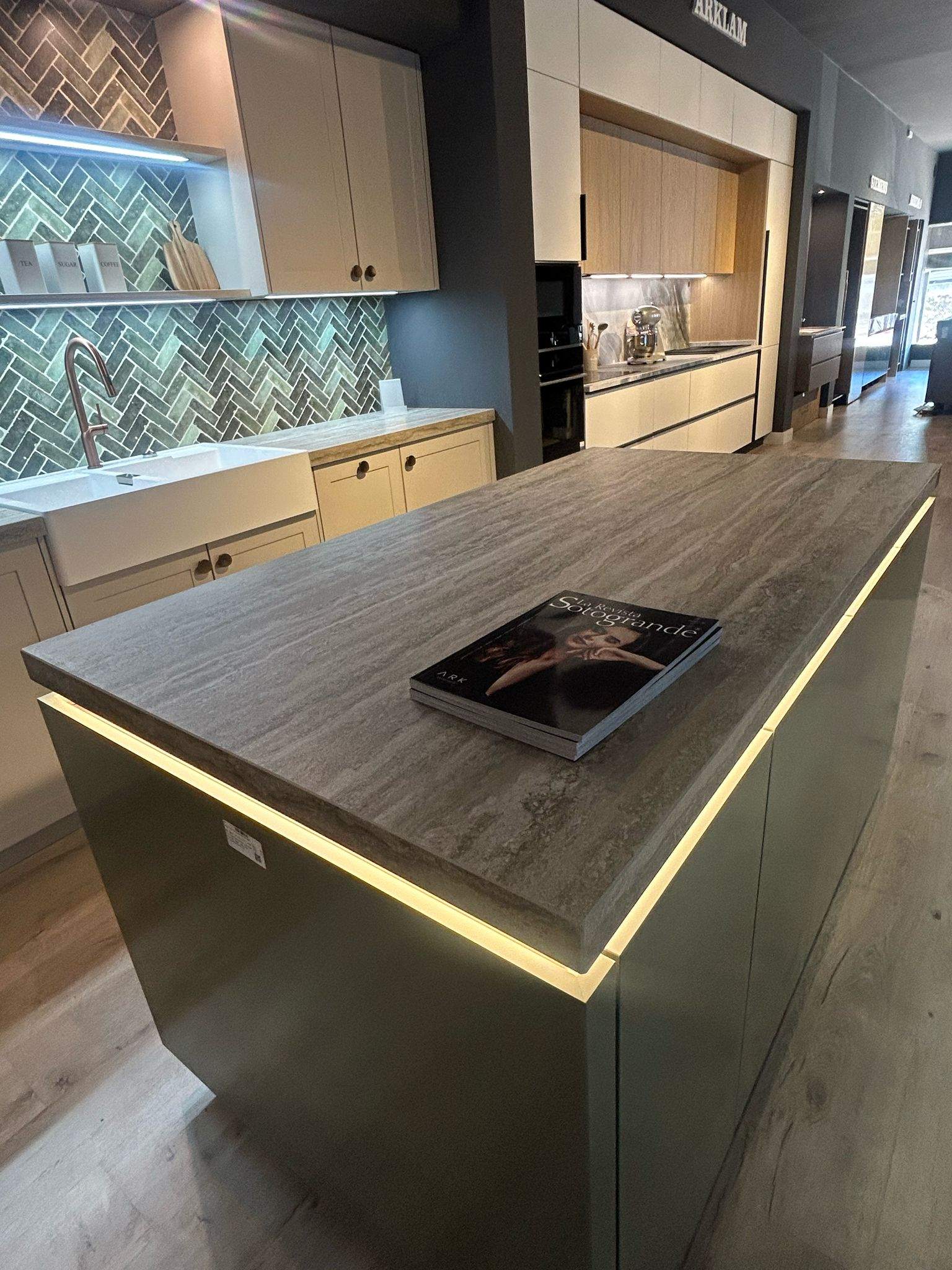 Isla en gres porcelánico Nativa Greige con luz perimetral