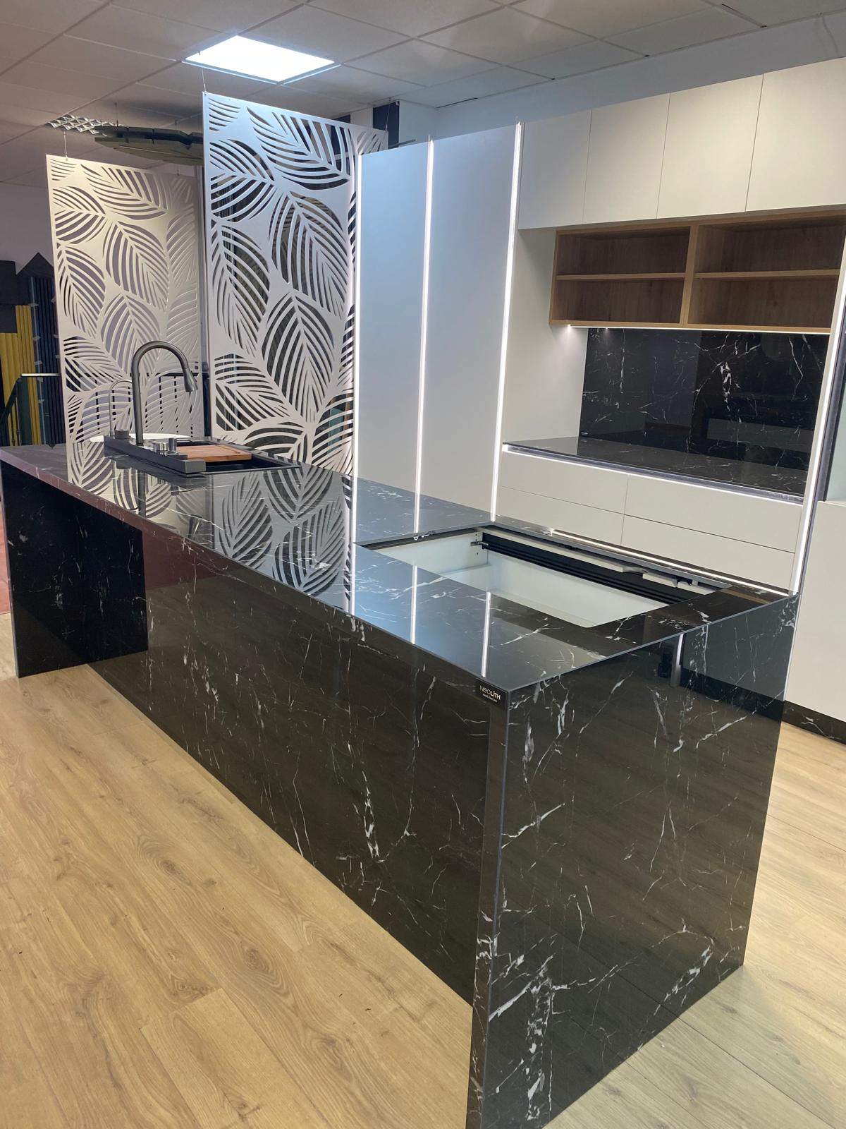 Isla en gres porcelánico Negro Marquina Pulido